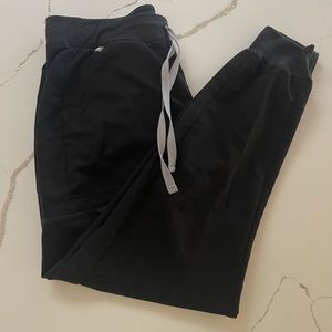 FIGS zamora joggers in black!